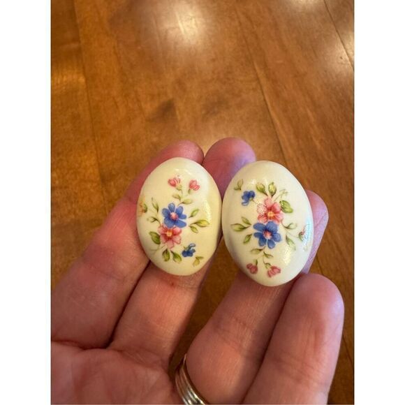 Vintage Monet floral earrings - Picture 3 of 4